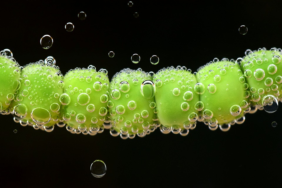 cleaning peas in water 