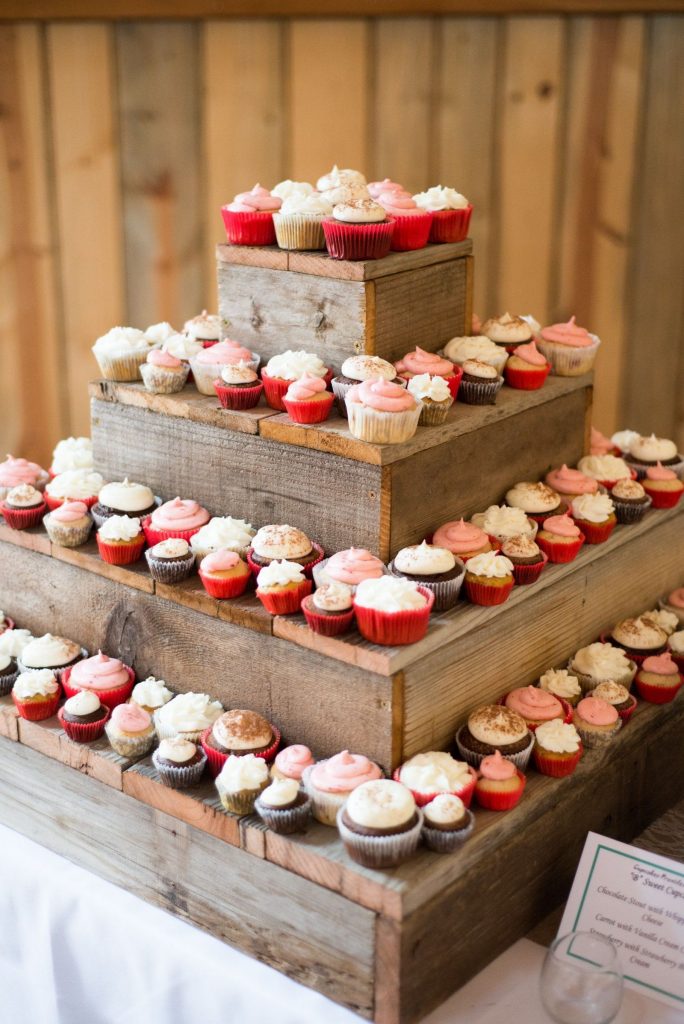 Some Nice DIY Cupcake Stands Made of Wood - Tasty Food Ideas