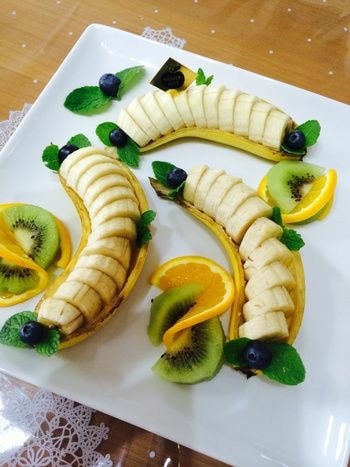 banana kiwi and bluberries